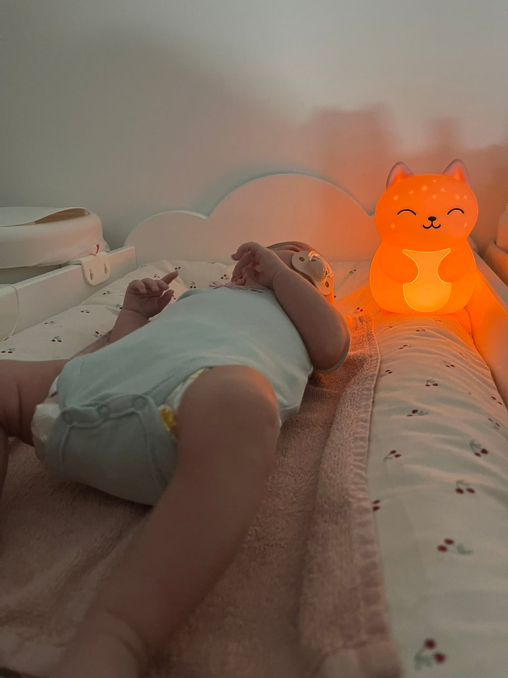 Veilleuse Bébé Céleste — Lumière Rouge, Sommeil Préservé
